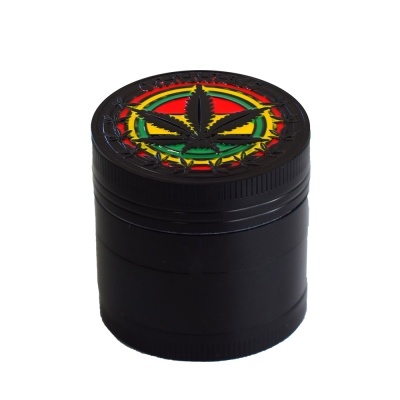 Triturador preto com folha de cannabis colorida na tampa