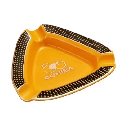 Cinzeiro amarelo triangular com borda preta e dourada, marca Cohiba 50