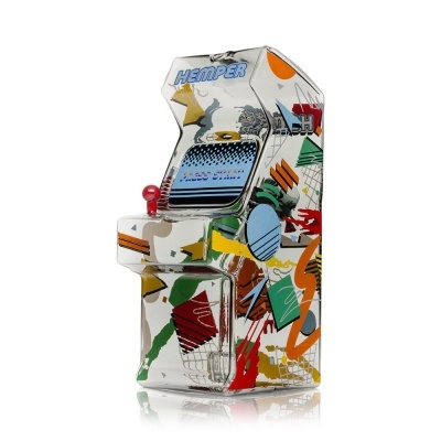 Mini consola arcade decorativa em vidro transparente com desenhos geométricos coloridos