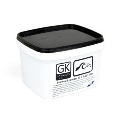 Recipiente branco quadrado com tampa preta contendo pó de algas marinhas