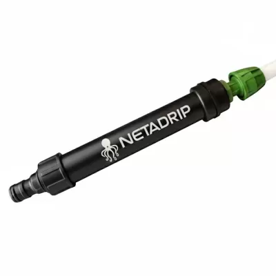 Conector de rega preto com conexão verde e branca e texto NETADRIP