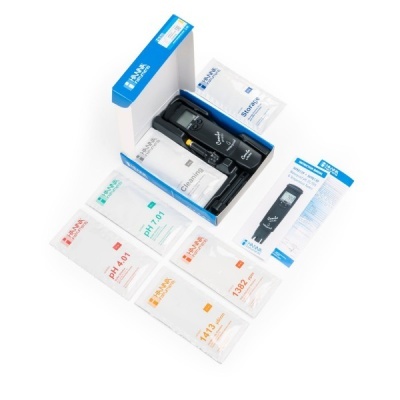 Kit medidor digital negro HANNA com soluções tampão e instruções em fundo branco