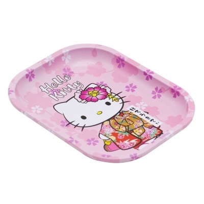 Tabuleiro rosa com personagem Hello Kitty vestida com quimono florido