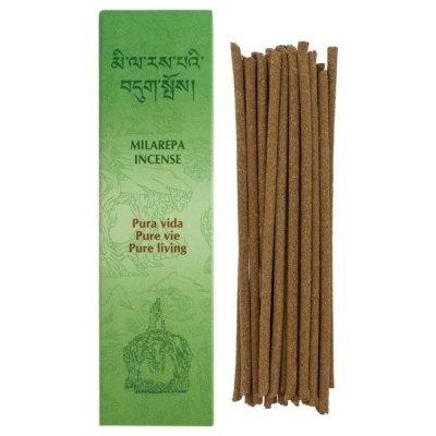 Caixa verde de incenso MILAREPA INCENSE com texto em várias línguas ao lado de paus de incenso castanhos