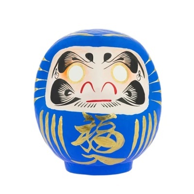 Figura Daruma cerâmica azul com detalhes dourados e traços faciais pretos e vermelhos