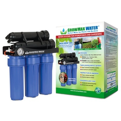 Sistema de tratamento de água Growmax Water com três filtros azuis e manómetro junto à embalagem com texto