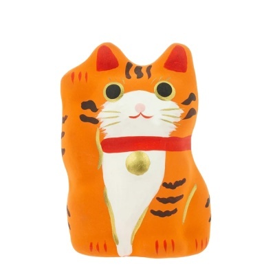 Estatueta de gato maneki em cerâmica laranja com detalhes em branco, vermelho e dourado