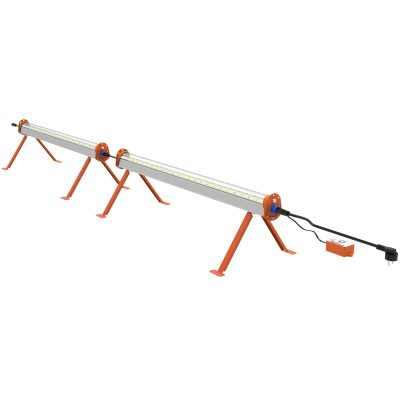 Luminárias lineares LED com estrutura metálica cinzenta e suporte laranja