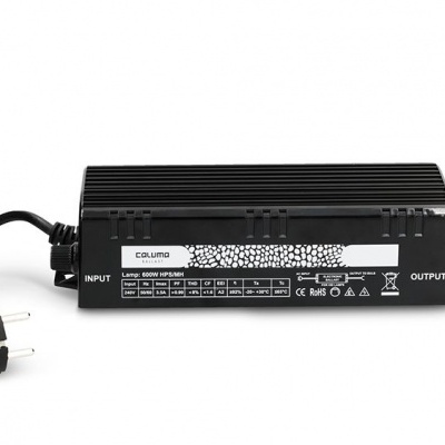 Transformador preto com cabos, etiqueta com texto e código de barras