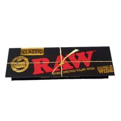 Pack de papel de enrolar RAW Classic preto com texto vermelho e dourado amarrado com cordel amarelo
