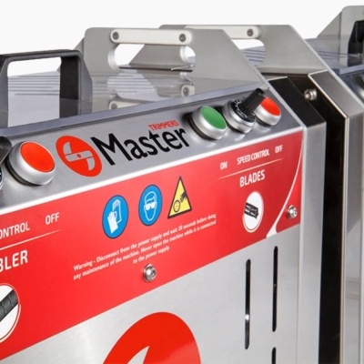 Máquina de metal com botões coloridos e etiquetas em vermelho