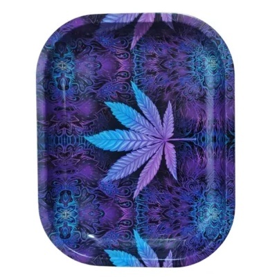 Tabuleiro decorado com folhas de cannabis azuis e roxas e padrão abstrato azul e roxo