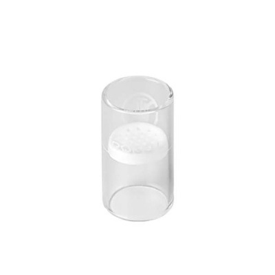 Recipiente cilíndrico transparente em plástico com grelha branca perfurada