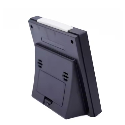 Relógio digital preto com visor branco e suporte traseiro