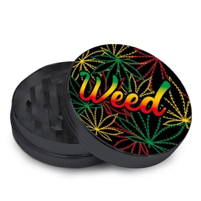 Moedor de ervas preto com tampa decorada com folhas de cânhamo coloridas e texto Weed
