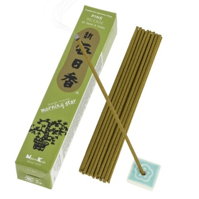 Incenso vermelho em caixa verde com suporte cerâmico