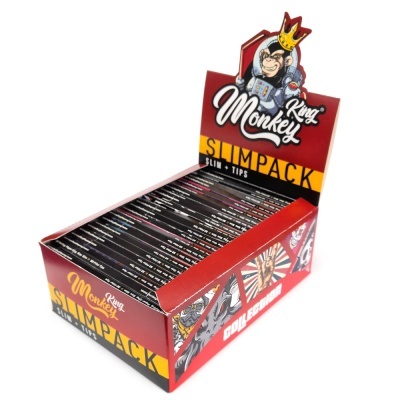 Caixa vermelha e preta com pacotes King Monkey Slim Pack empilhados