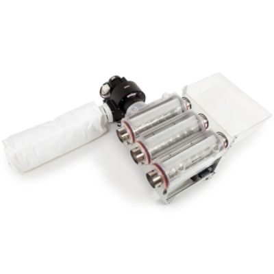 Aparelho metálico com cilindros transparentes, motor preto e manga branca