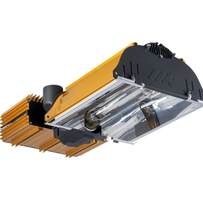 Lanterna industrial metálica laranja com refletores prateados e cobertura preta