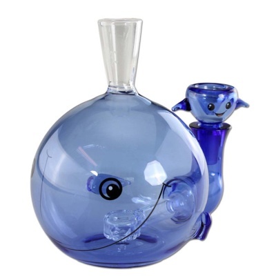 Recipiente de vidro azul em forma de baleia com detalhes faciais e peça lateral decorativa