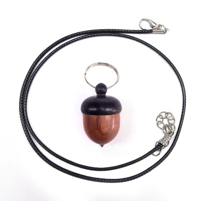 Colar com cordão preto e pendente em forma de bolota de madeira e metal