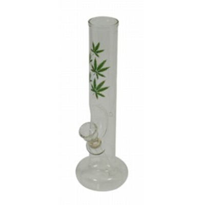 Cachimbo de água transparente com folhas de cânhamo verdes