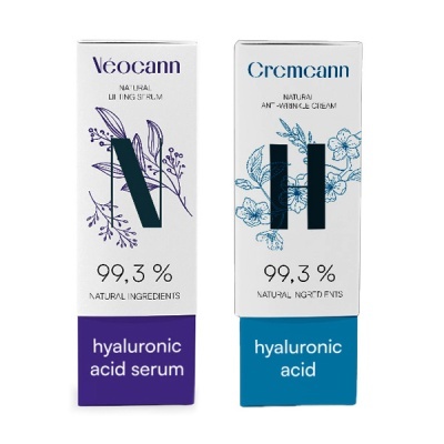 Embalagens de sérum e creme facial com ácido hialurónico e ingredientes naturais, com design floral e texto em inglês.