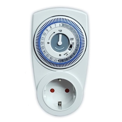 Temporizador elétrico branco com mostrador circular e tomada tipo europeu