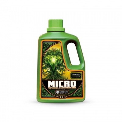 Produto em embalagem plástica verde com rótulo de nutrientes para plantas Micro