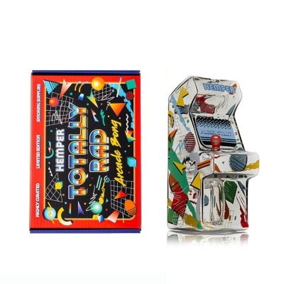 Caixa vermelha e preta com texto e cachimbo arcade colorido com padrões geométricos.