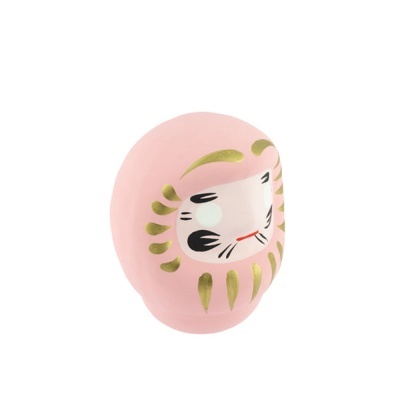 Boneco Daruma cor-de-rosa em cerâmica com detalhes dourados e preto