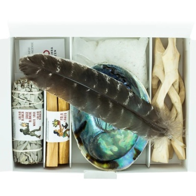 Conjunto de incenso com salvia branca, pau santo, concha, pena e madeira num estojo branco