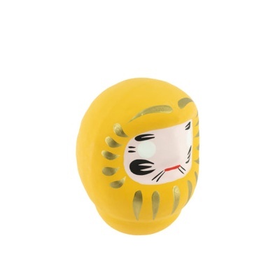 Boneca Daruma amarela com detalhes dourados e rosto pintado