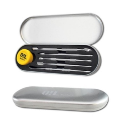 Conjunto de ferramentas OIL DESIGN numa caixa metálica cinza aberta.