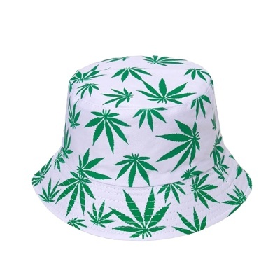 Chapéu tipo bob branco com padrão de folhas verdes similares a cannabis