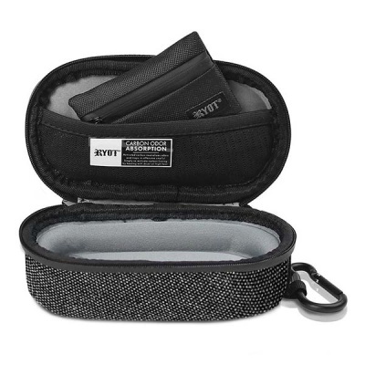 Estojo preto com padrão de pontos, interior cinza, etiqueta BRYOT CARBON ODOR ABSORPTION
