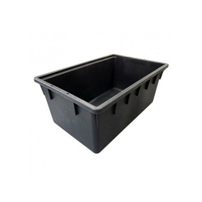 Recipiente retangular preto de plástico para armazenamento.