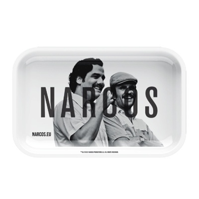 Tabuleiro branco com imagem a preto e branco de dois homens e texto NARCOS