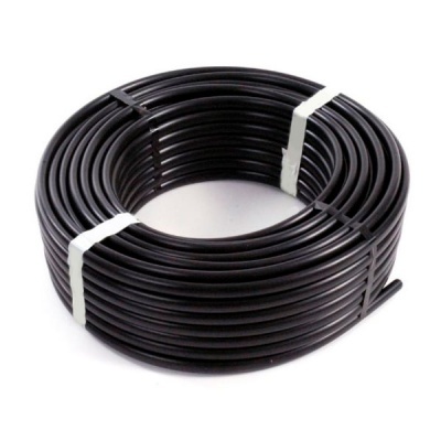 Bobina de mangueira preta enrolada com fitas brancas sobre fundo branco