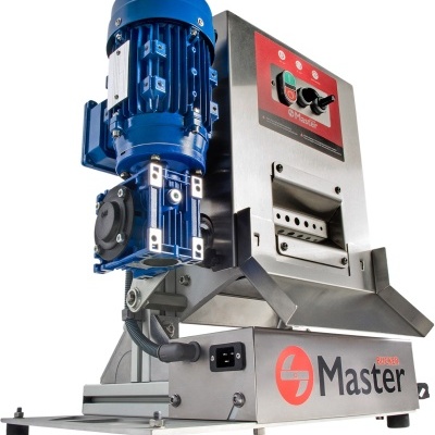 Máquina industrial metálica com motor azul e painel com botões
