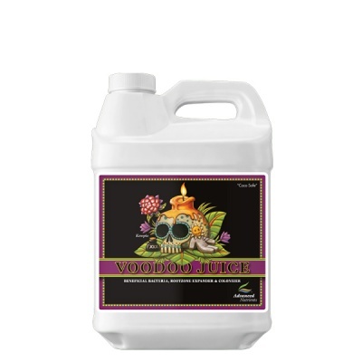 Recipiente branco de plástico com rótulo colorido de produto Voodoo Juice