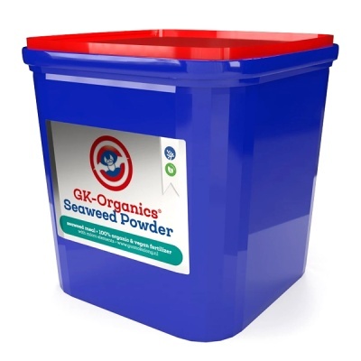 Recipiente azul com tampa vermelha e etiqueta com texto GK-Organics Seaweed Powder