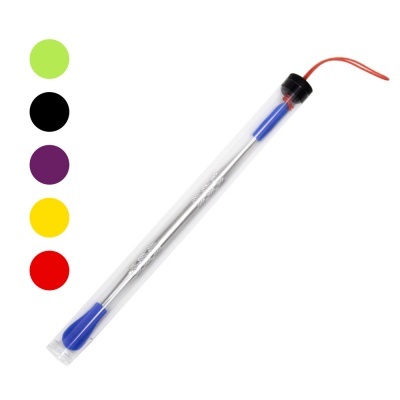 Ferramenta metálica com pontas azuis num estojo transparente, com cordão vermelho.