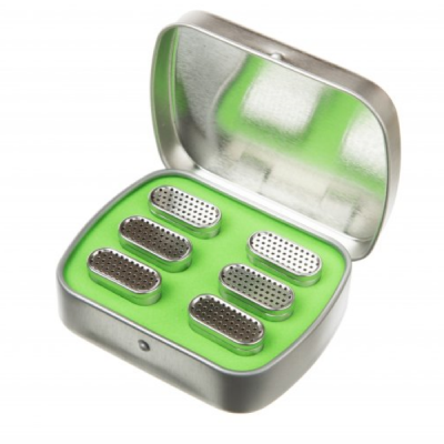 Estojo metálico verde com seis peças perfuradas retangulares