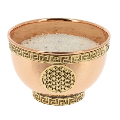 Taça de cobre com decoração dourada cheia de sal grosso branco