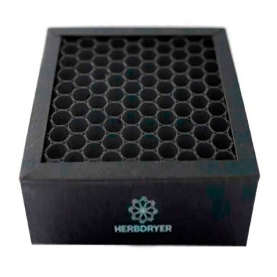 Caixa preta com grade hexagonal e logótipo HERBDRYER