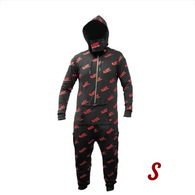 Macacão preto com capuz e padrão vermelho BLAME, fecho de correr frontal, fundo branco.