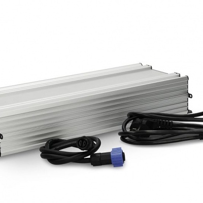 Fonte de alimentação ou controlador eletrónico prateado com cabos pretos e conector azul