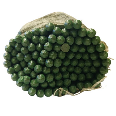 Feixe de varas verdes cilíndricas brilhantes e agrupadas