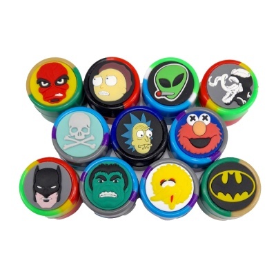 Pequenos potes coloridos com tampas decoradas por personagens e símbolos da cultura pop